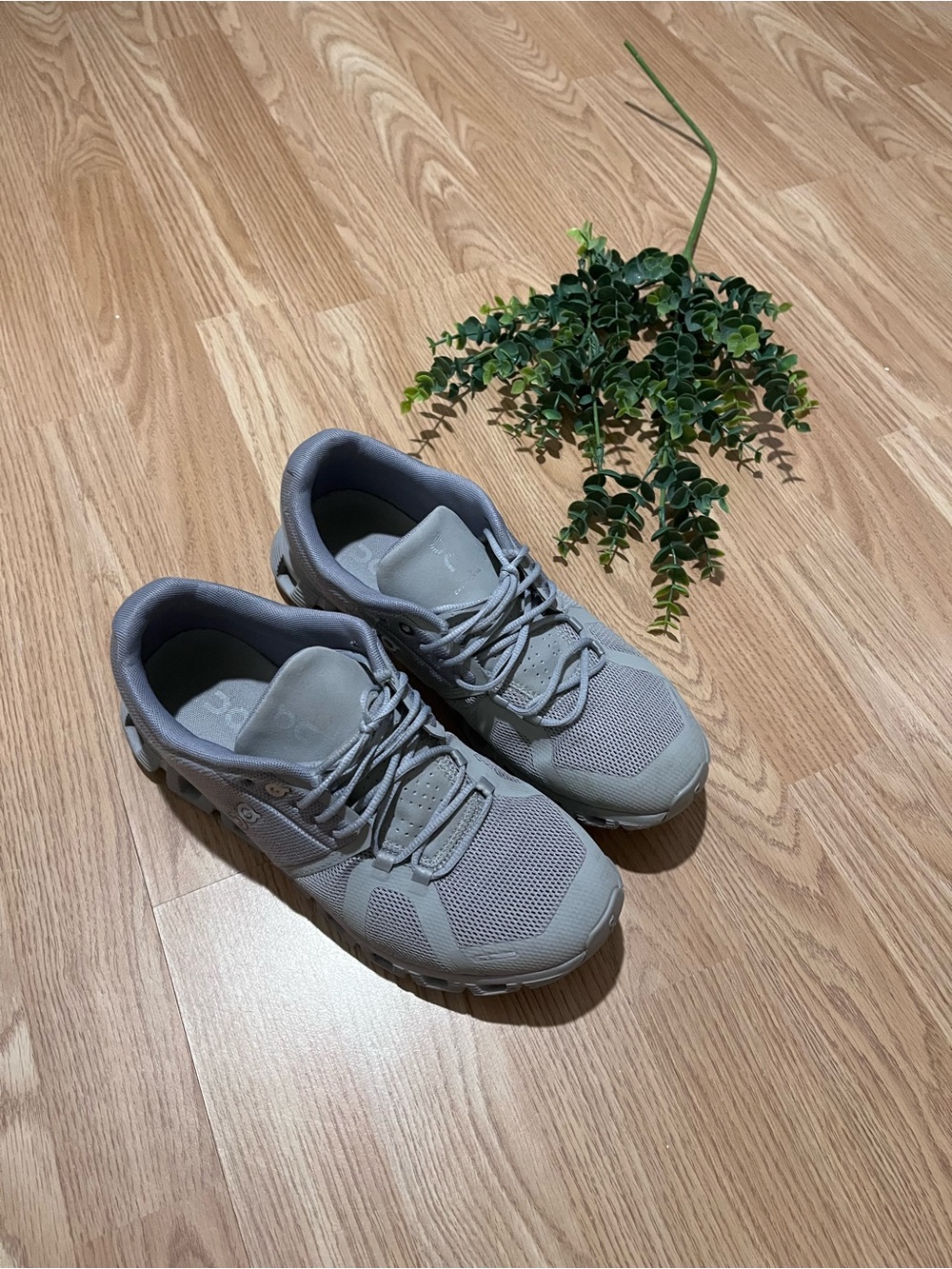 On Cloud Mens Lace-Up Running Sneakers  Gray 8.5